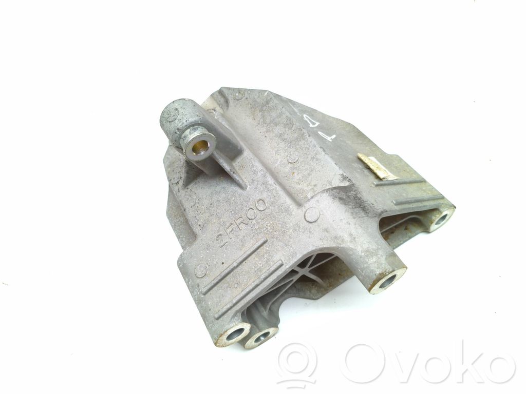 Engine mounting bracket