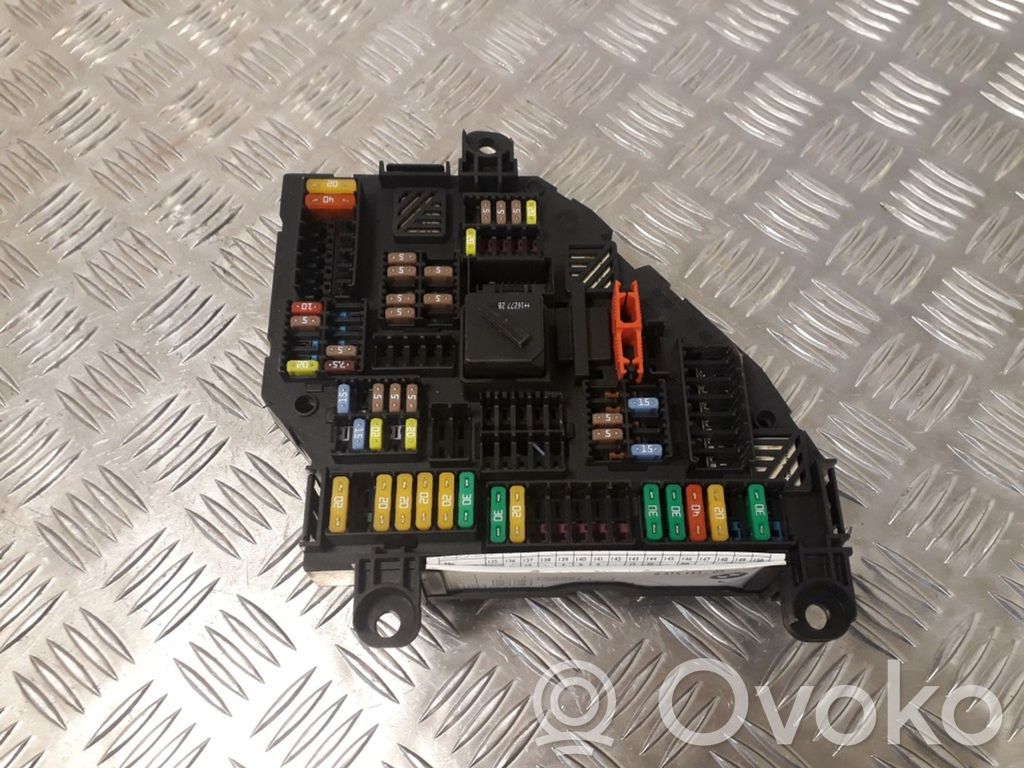 BMW X4 F26 Ramka / Moduł bezpieczników 