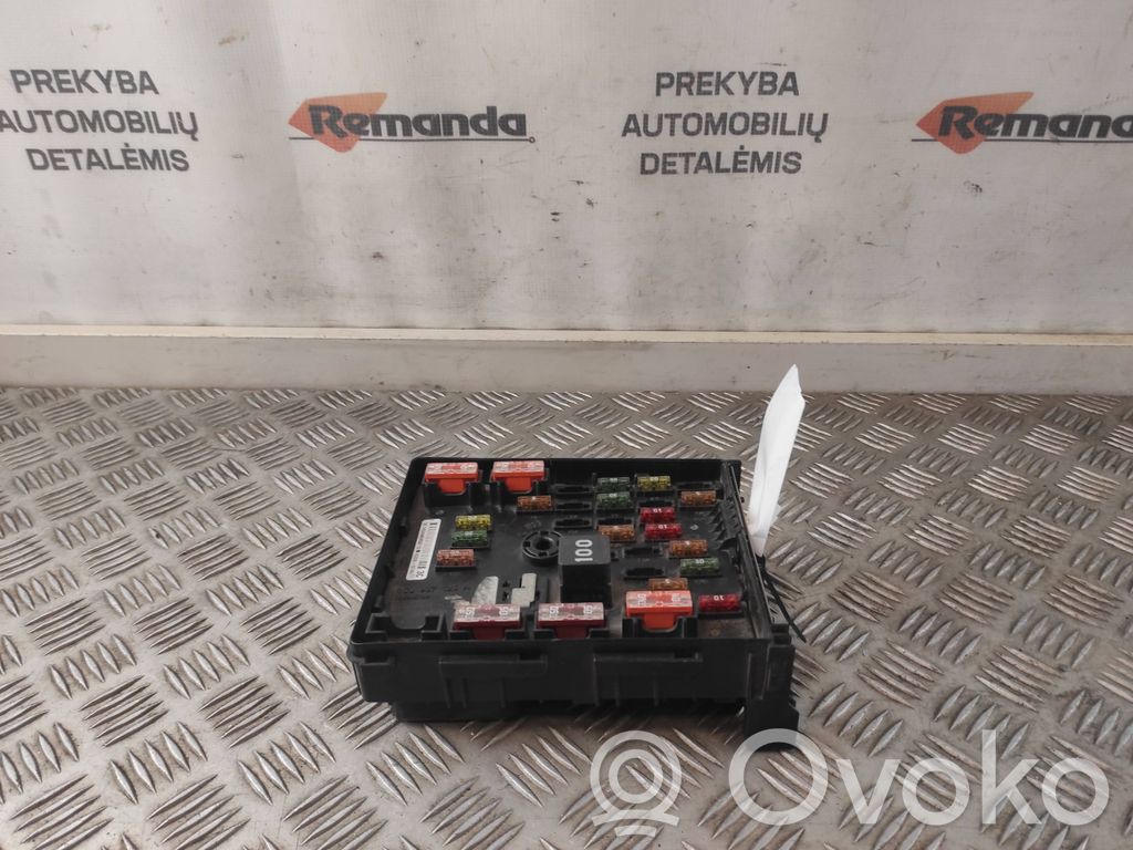 Volkswagen PASSAT B7 Módulo de fusible 
