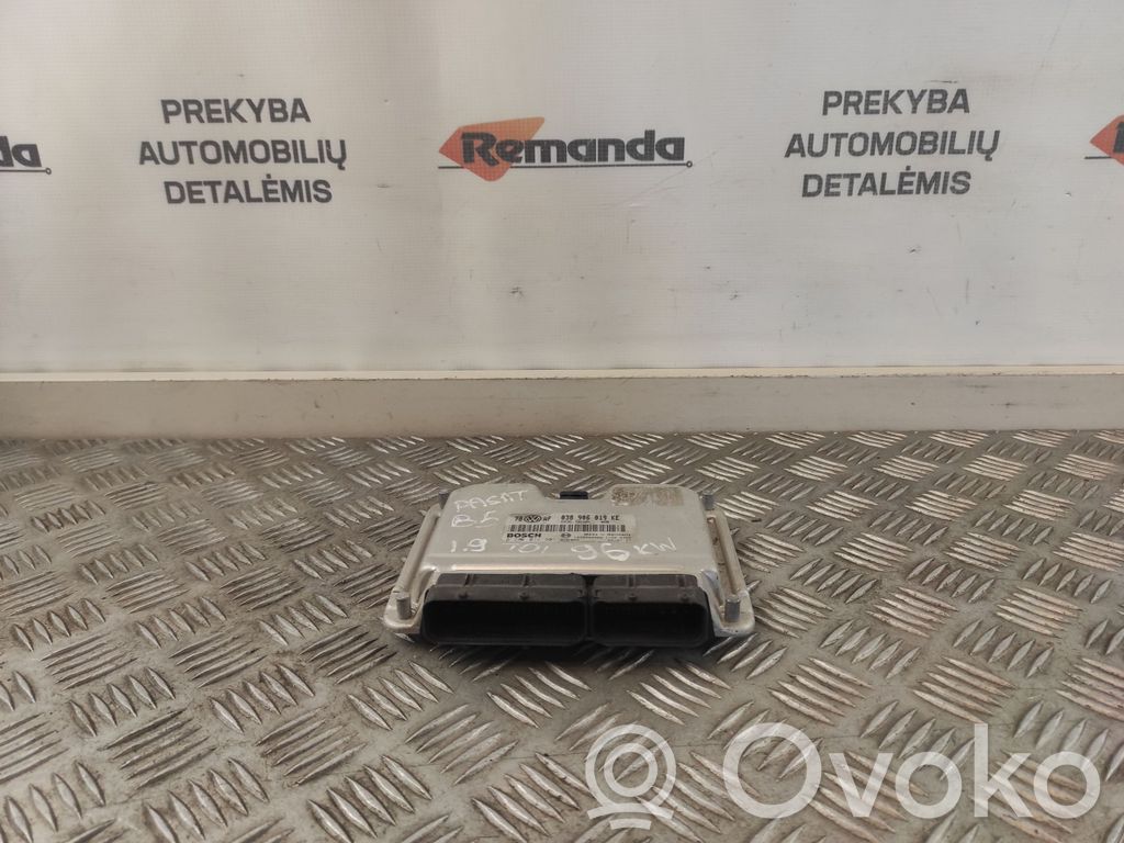 Volkswagen PASSAT B5 Engine control unit/module 