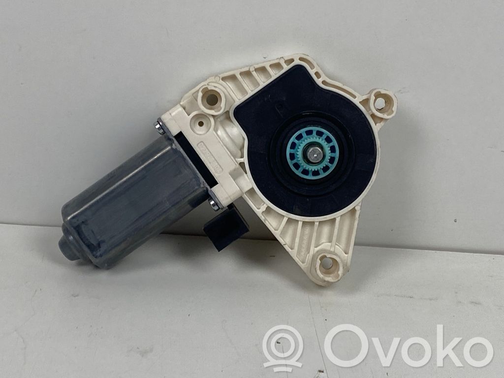 Volkswagen PASSAT B8 Silnik regulatora szyby drzwi przednich 