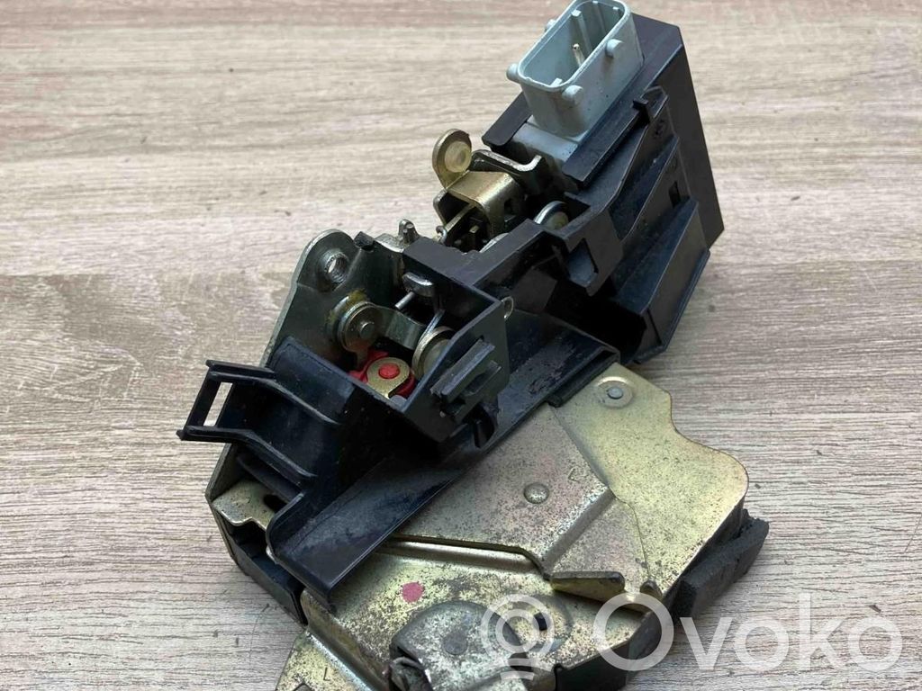 BMW 5 E39 Galinių durų spyna 