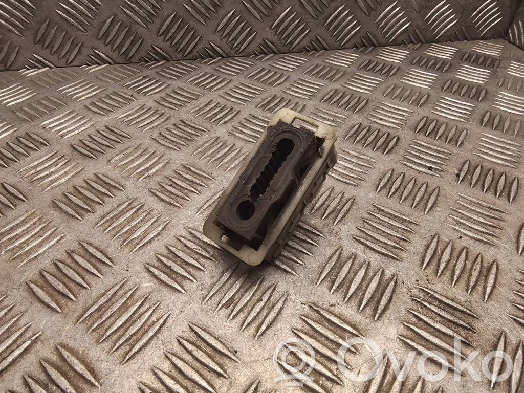 Peugeot 308 Radiator mount bracket 