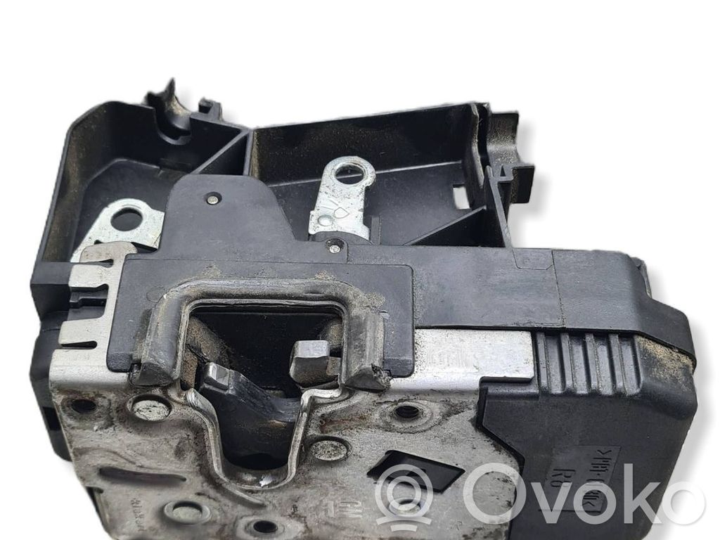 Opel Vivaro Front door lock 