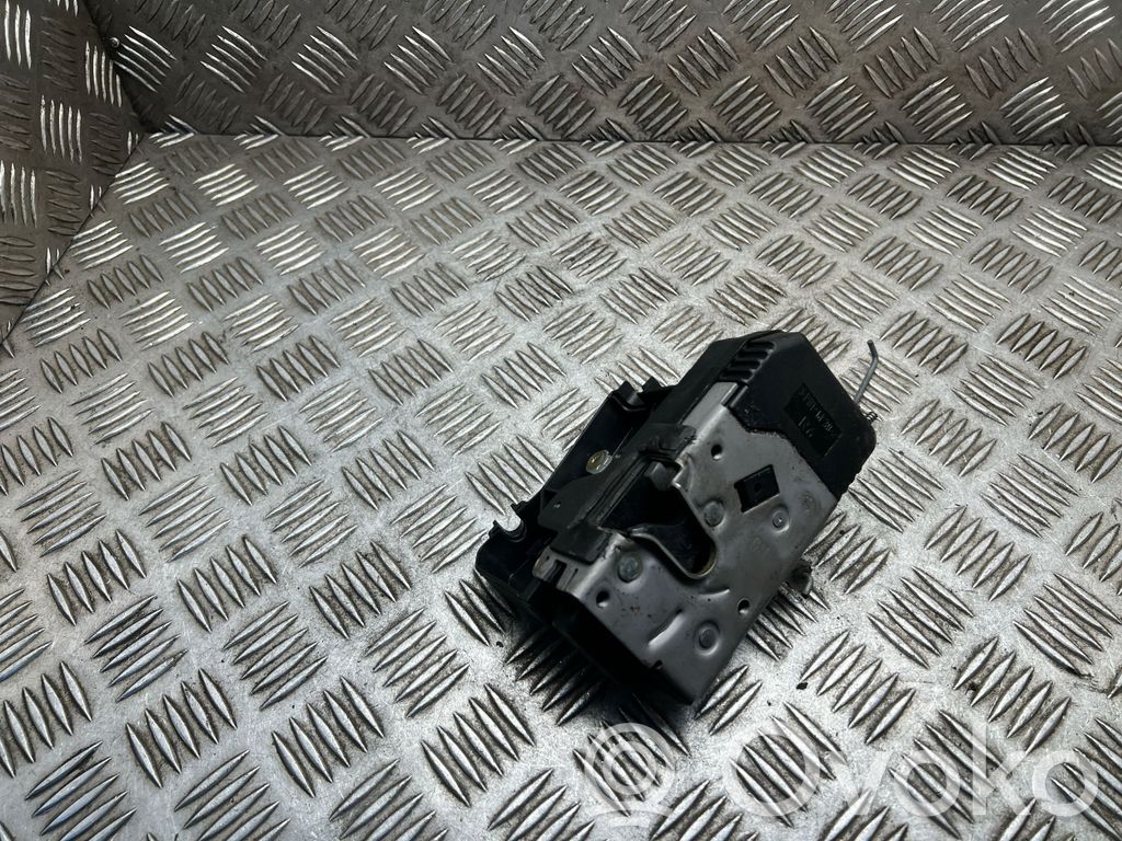 Opel Vivaro Front door lock 