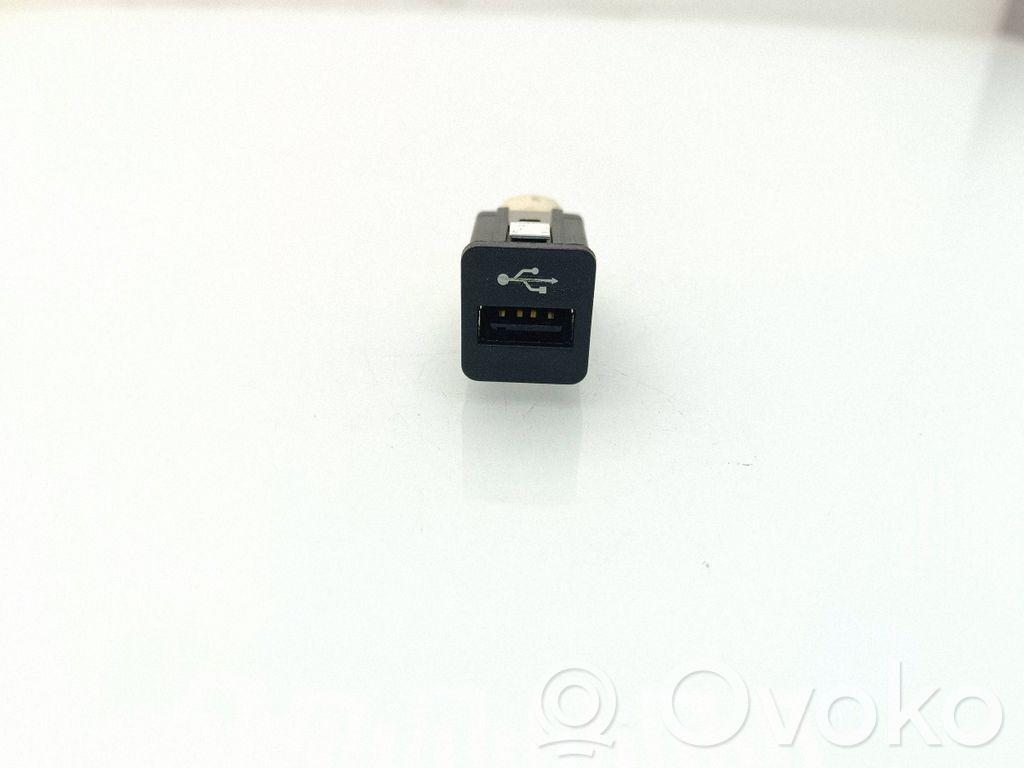 BMW 7 F01 F02 F03 F04 USB savienotājs