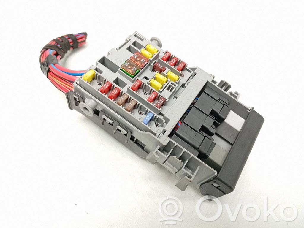Opel Astra J Ramka / Moduł bezpieczników