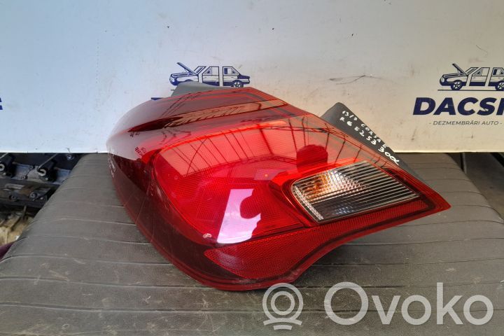 Opel Corsa E Aizmugurējais lukturis pārsegā 