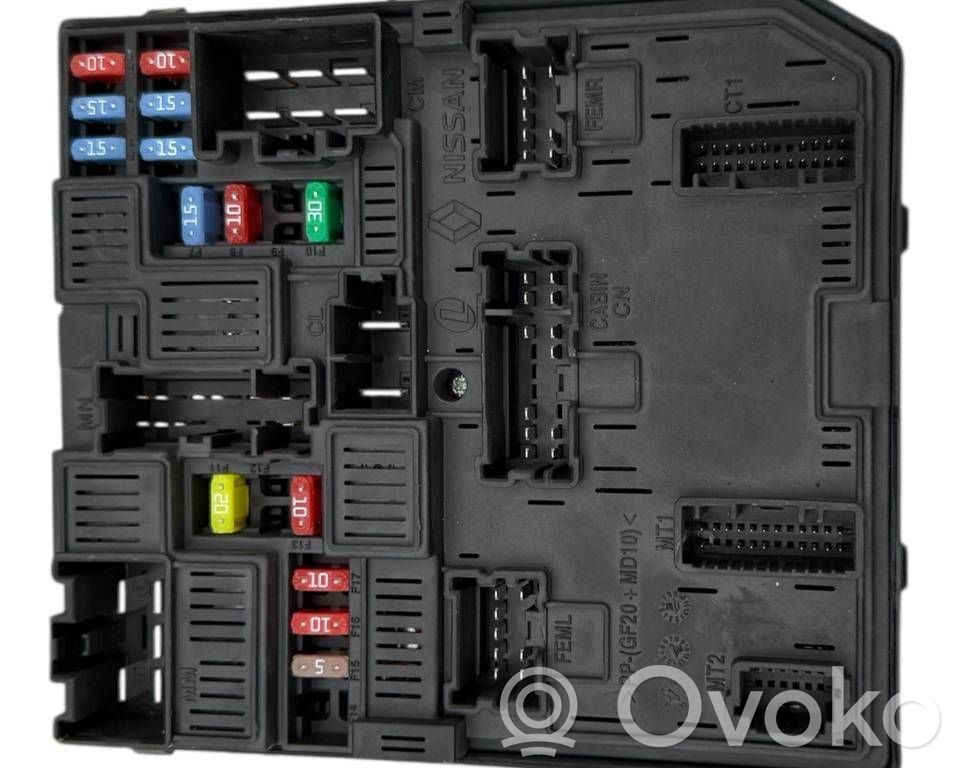Nissan Qashqai Ramka / Moduł bezpieczników 
