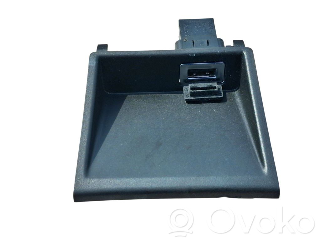 Volvo V40 USB socket connector 