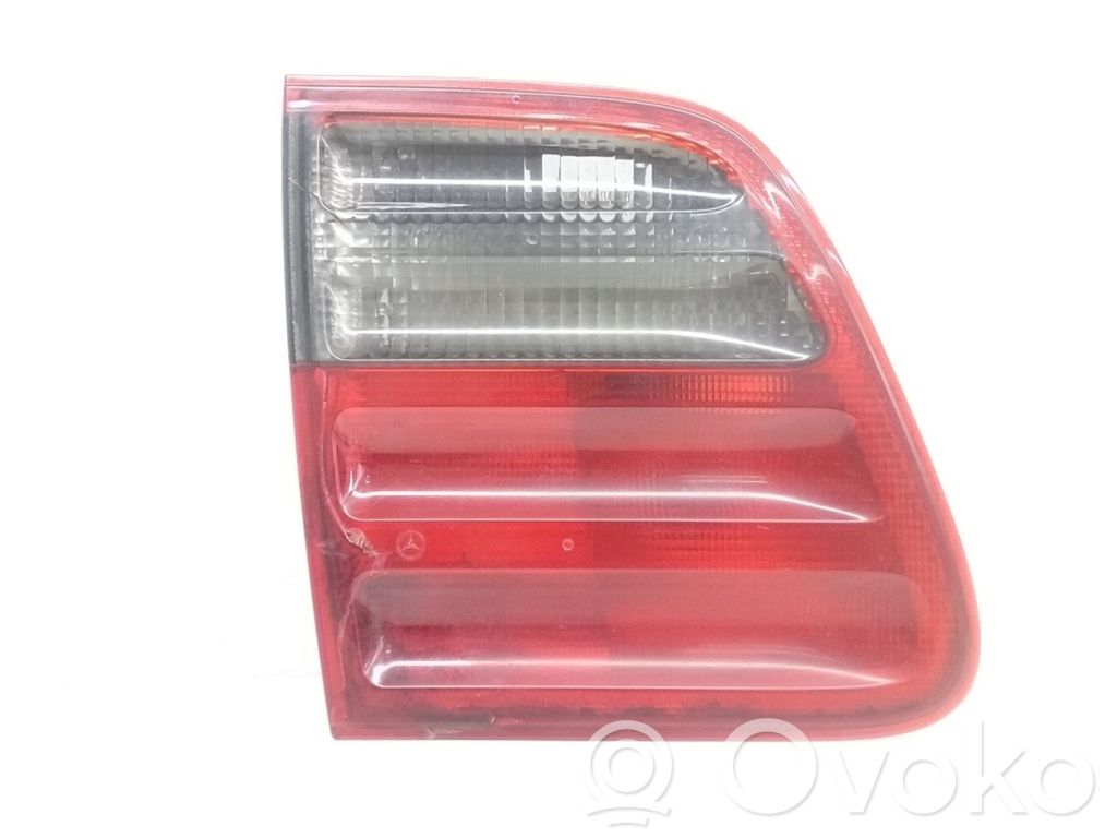 Mercedes-Benz E W210 Lampy tylnej klapy bagażnika 