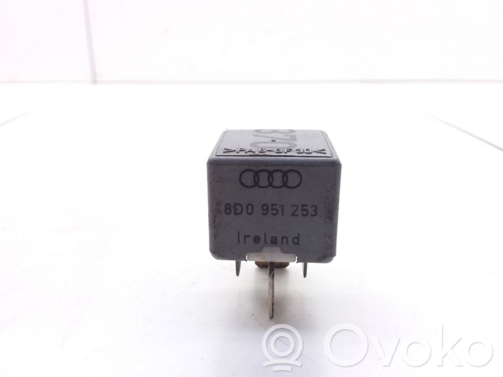 Audi A4 S4 B5 8D Inne przekaźniki 