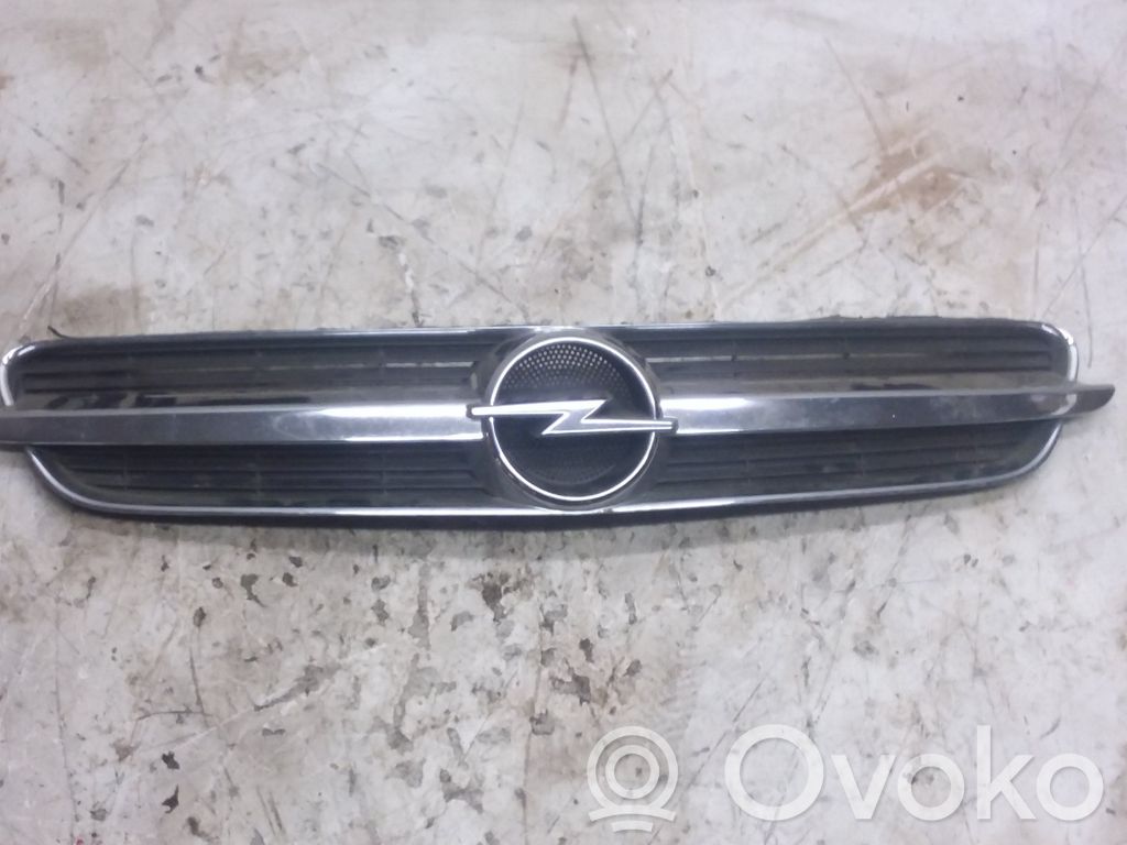Opel Vectra C Etupuskurin ylempi jäähdytinsäleikkö 