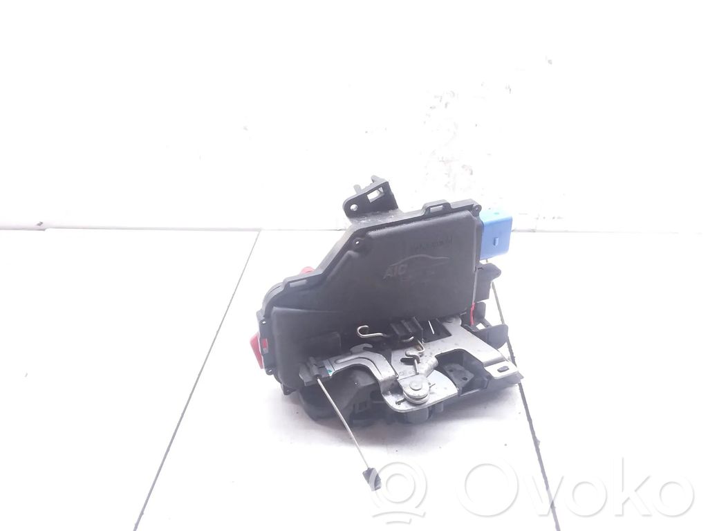 Volkswagen Touareg I Rear door lock 