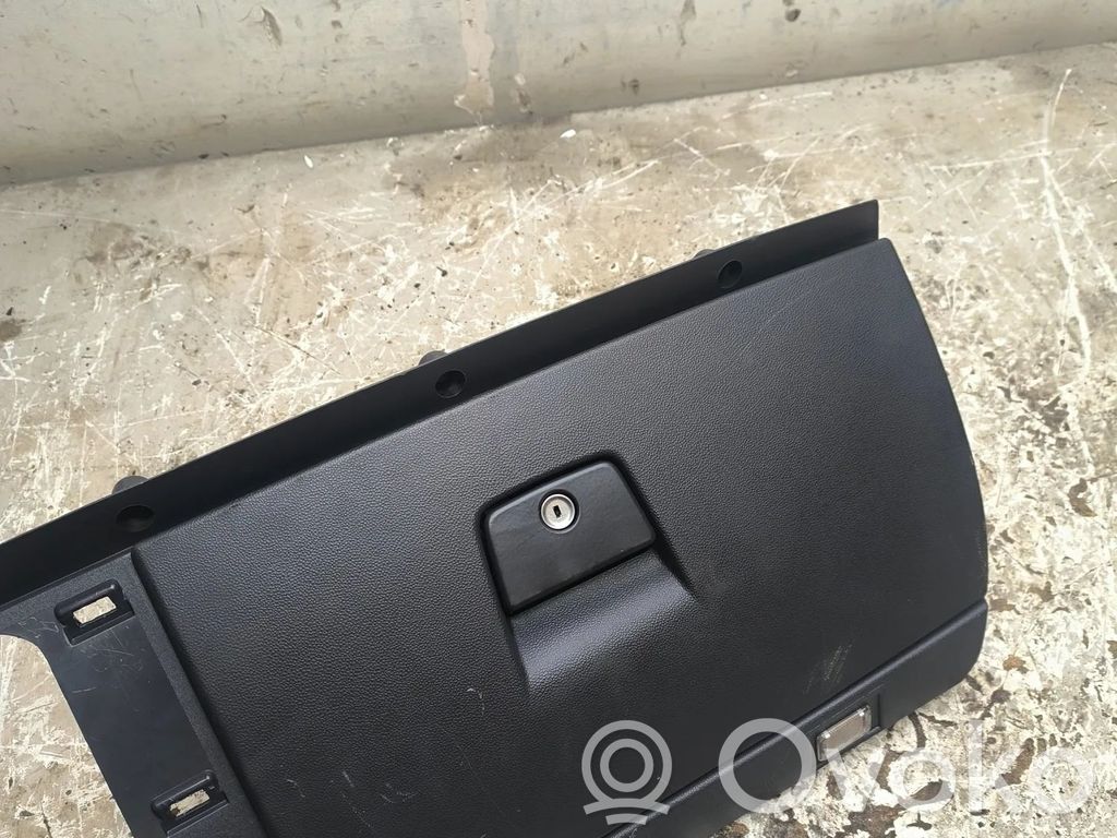 Volvo V50 Glove box 