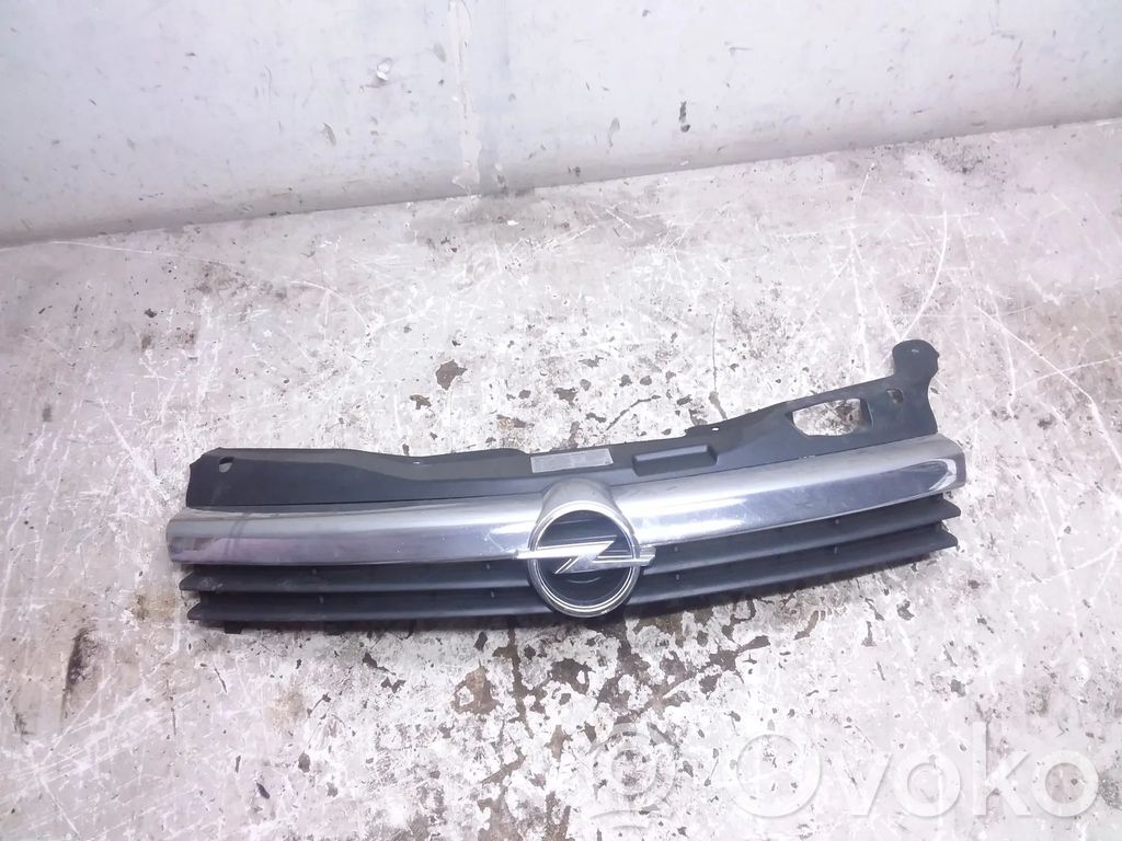 Opel Astra H Etupuskurin ylempi jäähdytinsäleikkö 