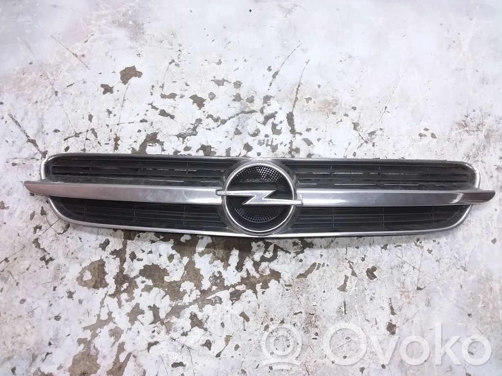 Opel Vectra C Etupuskurin ylempi jäähdytinsäleikkö 