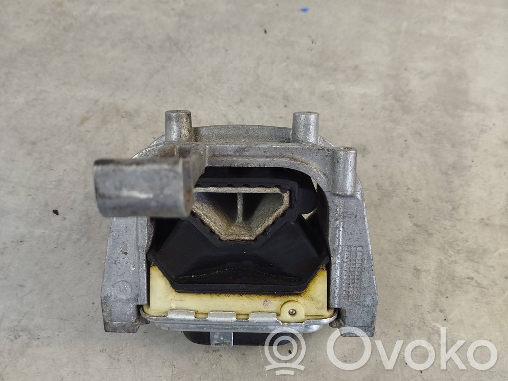 Volkswagen PASSAT B8 Engine mount bracket 
