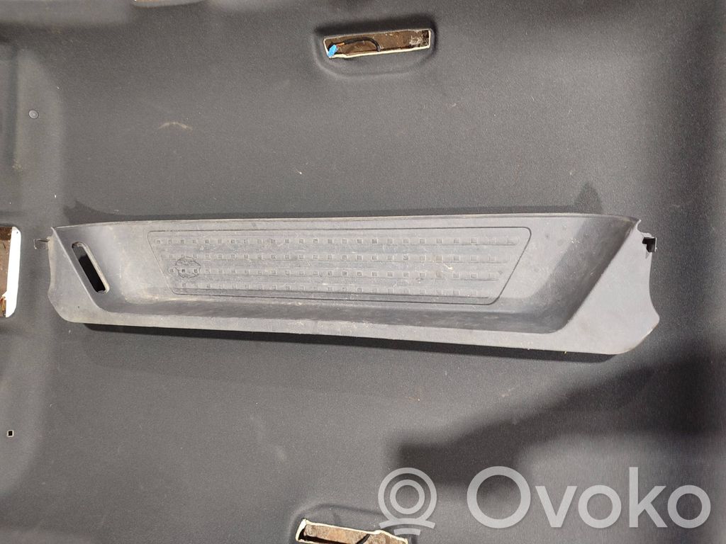 Volkswagen Multivan T5 Moldura protectora del borde trasero 