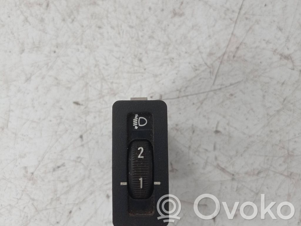 Headlight level height control switch   8357368