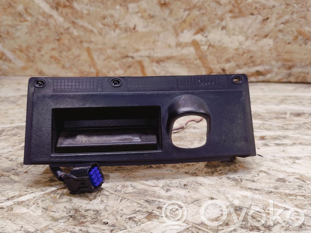 KIA Stinger Interruptor para abrir la puerta trasera 