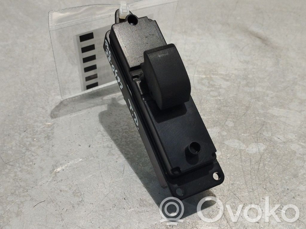 Electric window control switch   GS1E66380