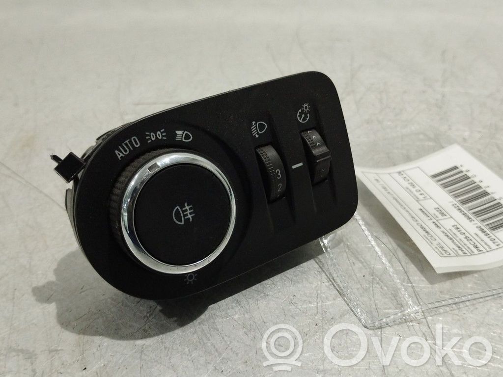 Light switch   17018960,39085923