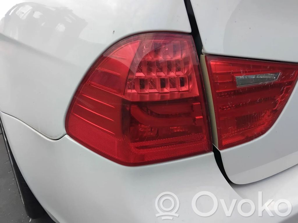 Tailgate rear/tail lights