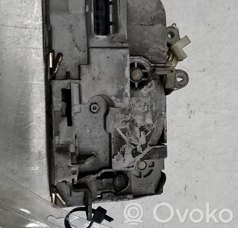 Serrure de porte avant
