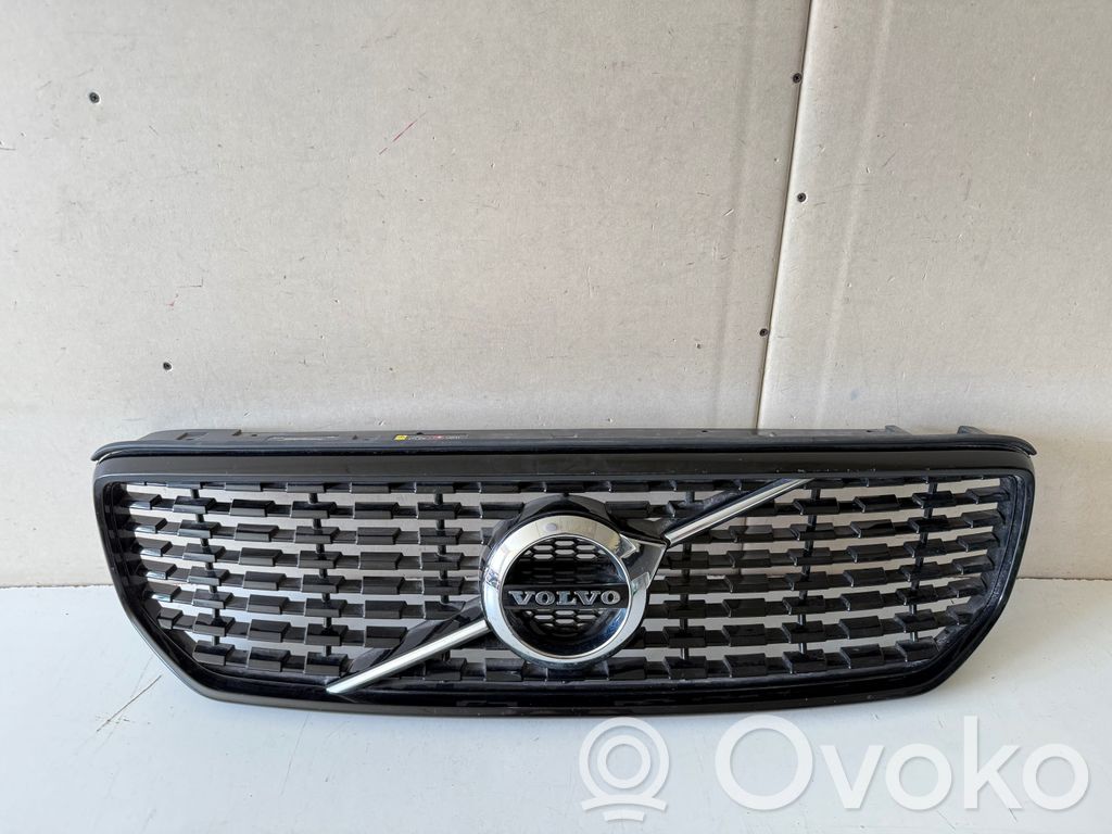 Volvo XC40 Etupuskurin ylempi jäähdytinsäleikkö 