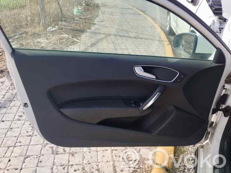 Revestimiento de puerta delantera