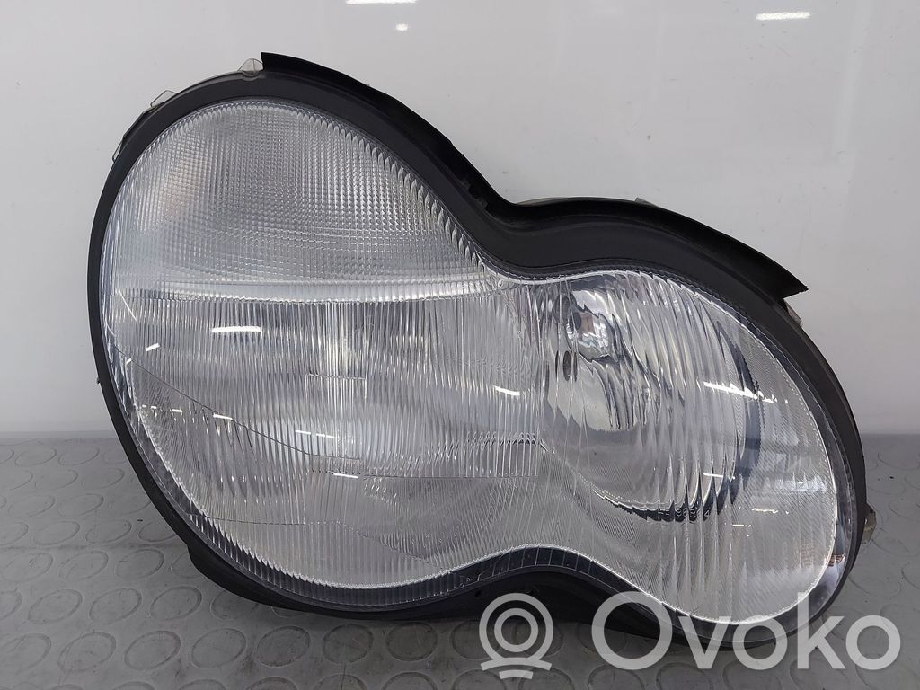 Mercedes-Benz C W203 Lampa przednia 