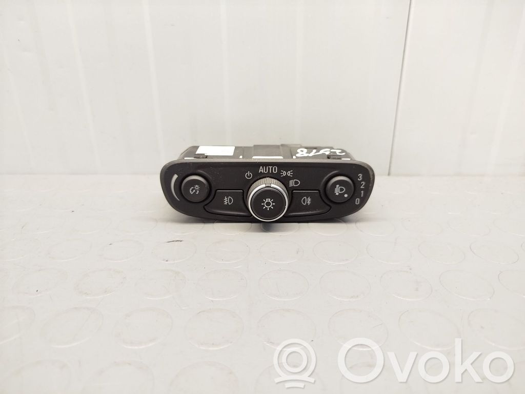 Light switch   42550413