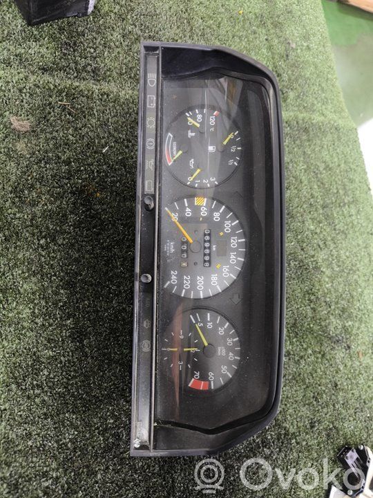 Mercedes-Benz 190 W201 Inny element deski rozdzielczej 