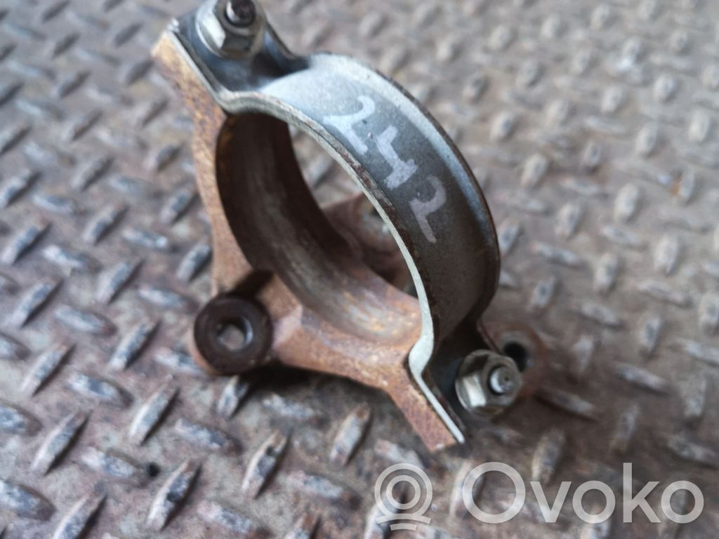 Ford Mondeo MK V Vetoakselin tukilaakerin kiinnike 