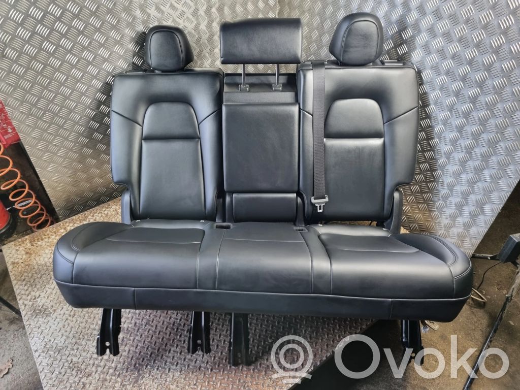 Tesla Model Y Takaistuin 