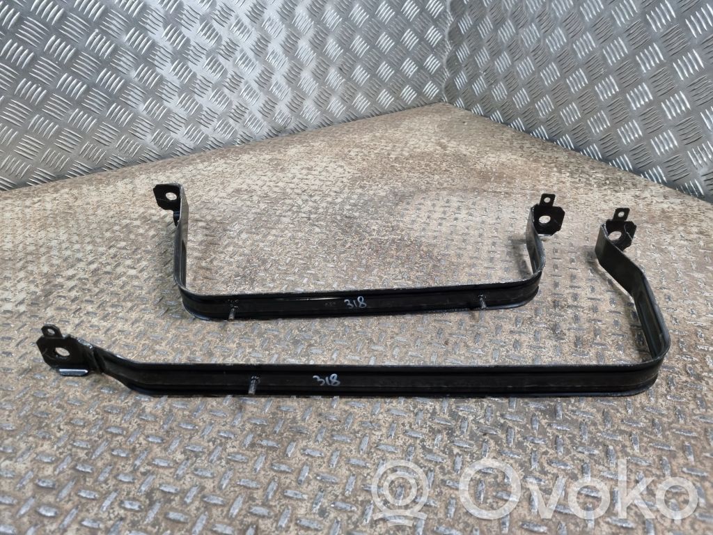 Chrysler Pacifica Polttoainesäiliön kannake 