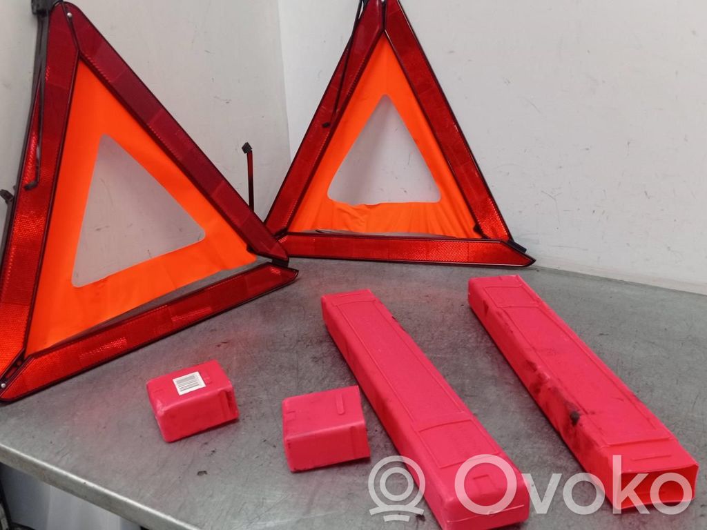 Opel Corsa D Staffa supporto del triangolo d’emergenza 