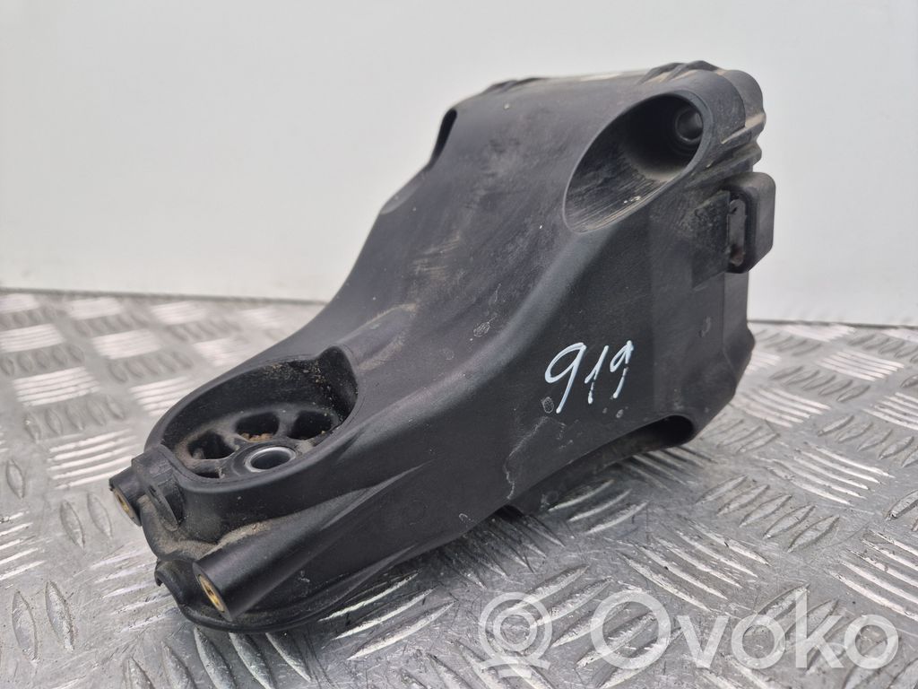 Mercedes-Benz E W213 Engine mounting bracket 