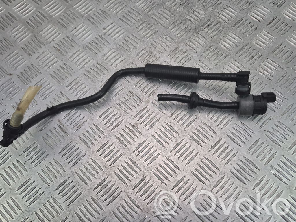 BMW 7 F01 F02 F03 F04 Polttoaineen palautusputki/-letku 
