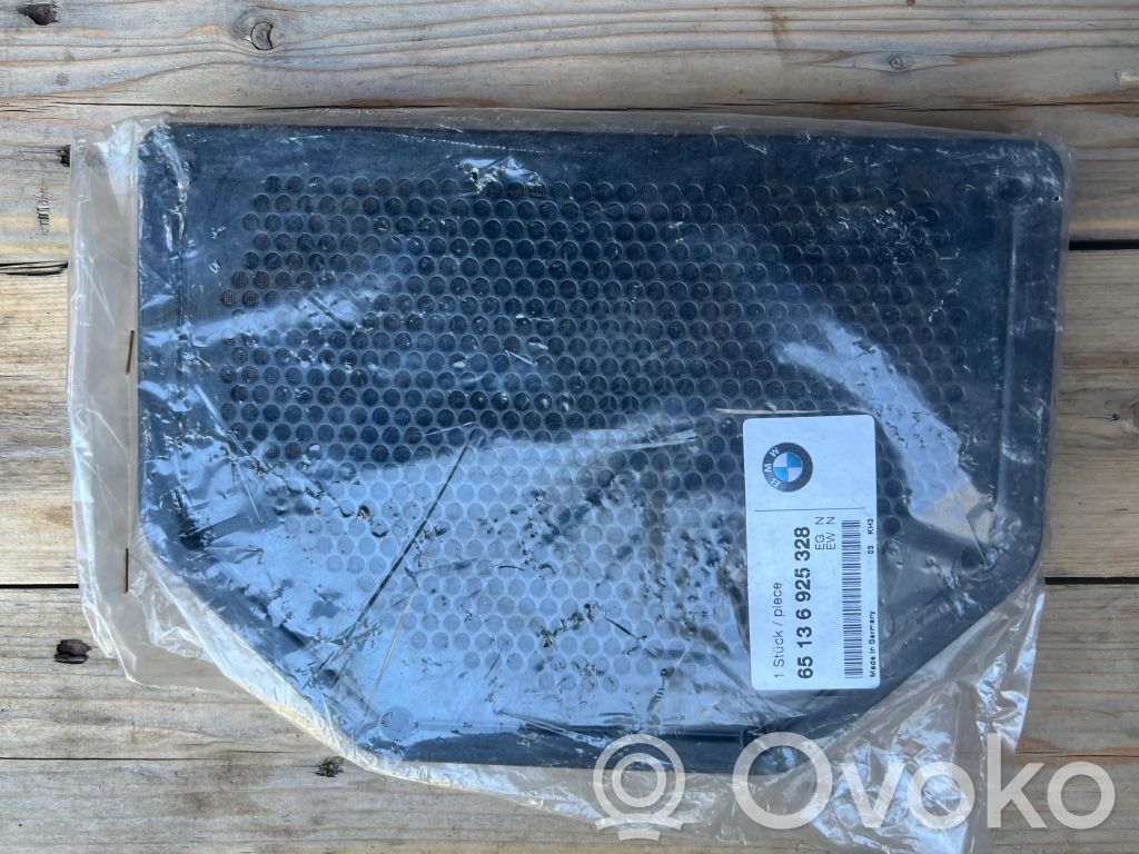 BMW X1 E84 Tavarahyllyn kaiuttimen ritilä 