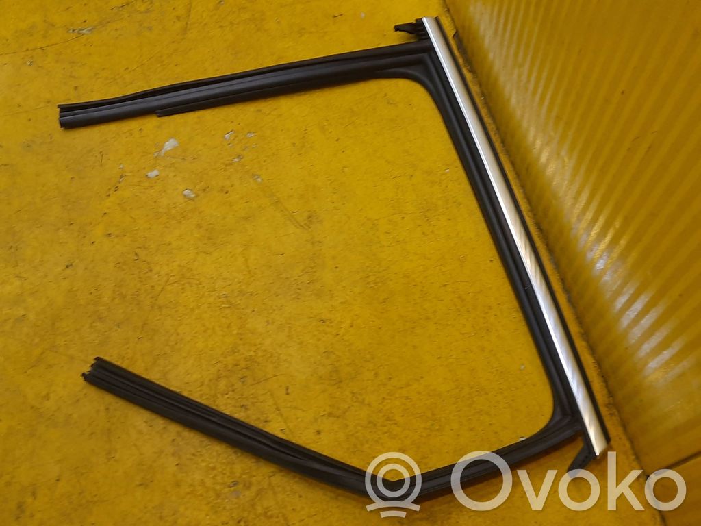 Audi A4 S4 B9 8W Listwa / Uszczelka szyby drzwi tylnych 