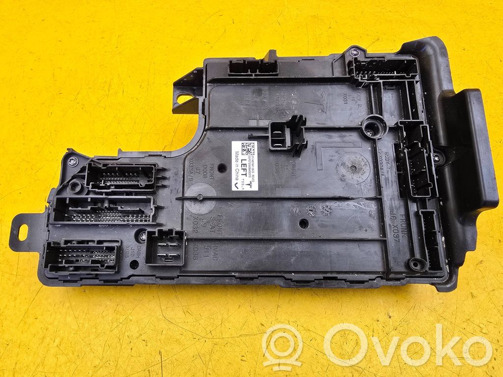 Tesla Model Y Comfort/convenience module 