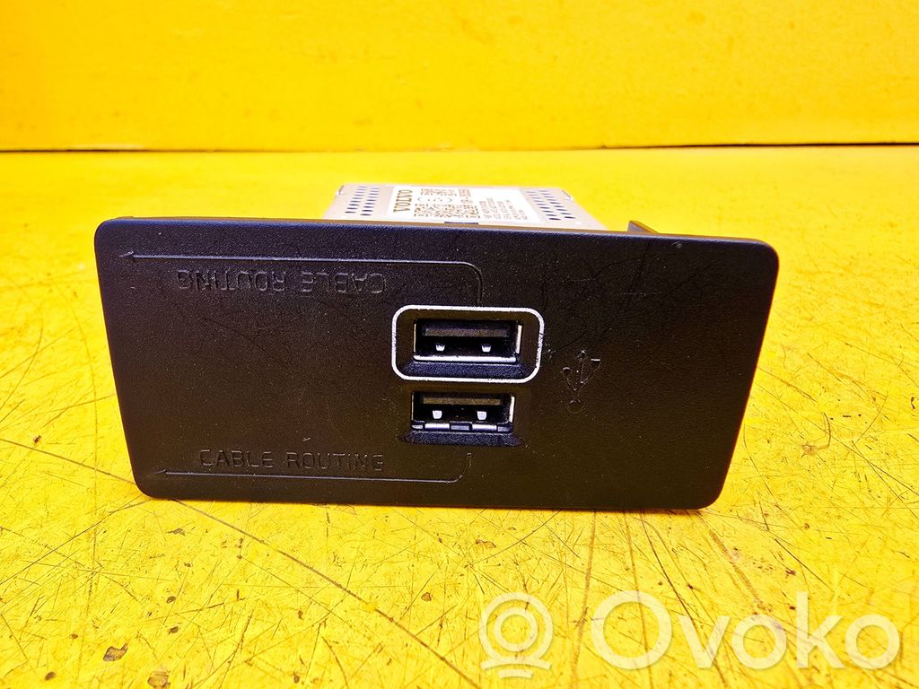 Volvo XC60 USB socket connector 