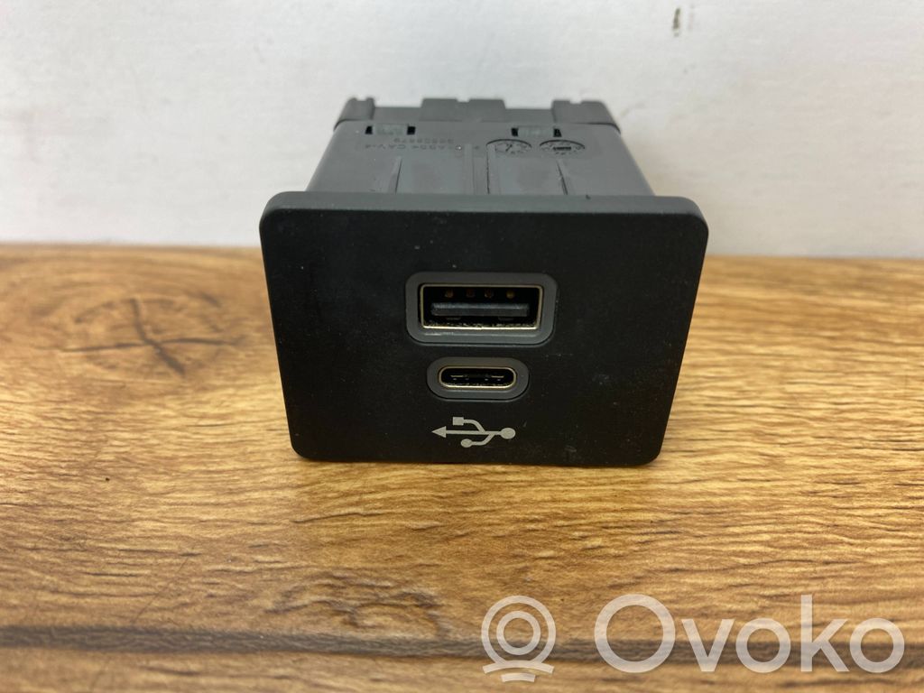 Ford Mustang VII Gniazdo / Złącze USB 