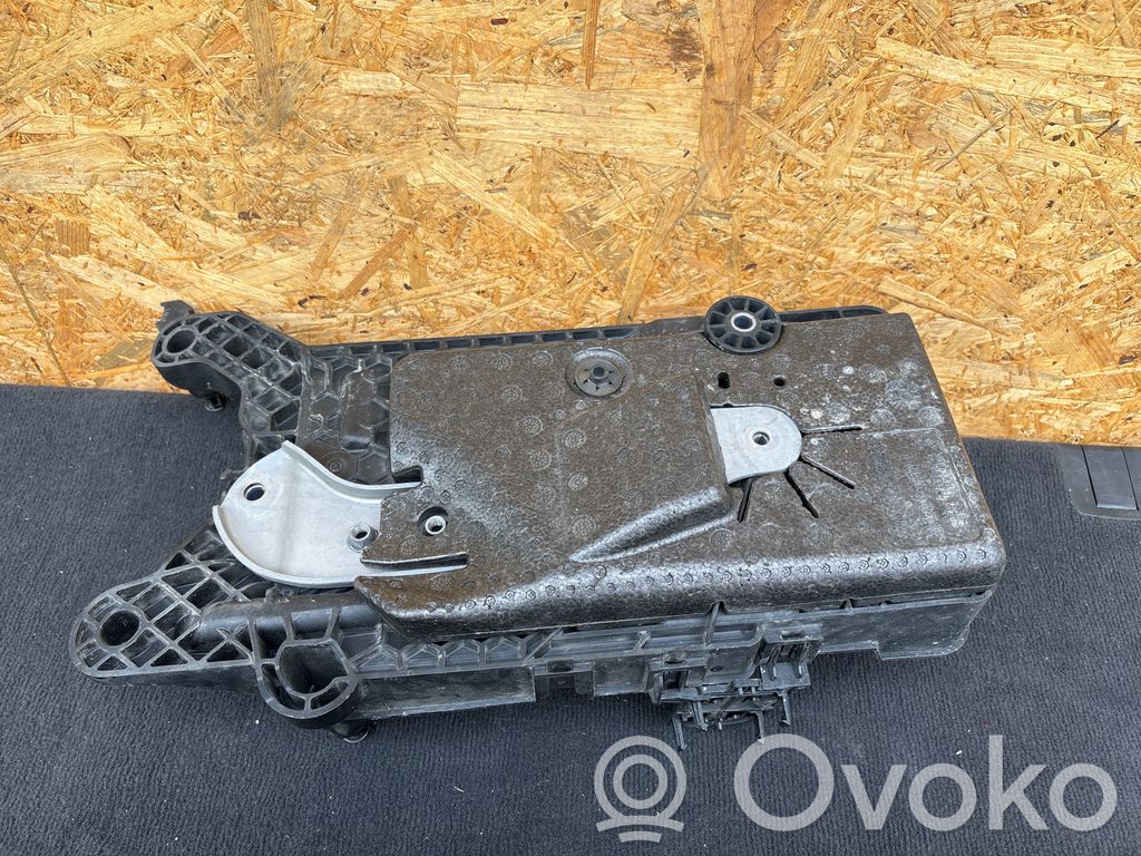 Volkswagen Tiguan Półka akumulatora 