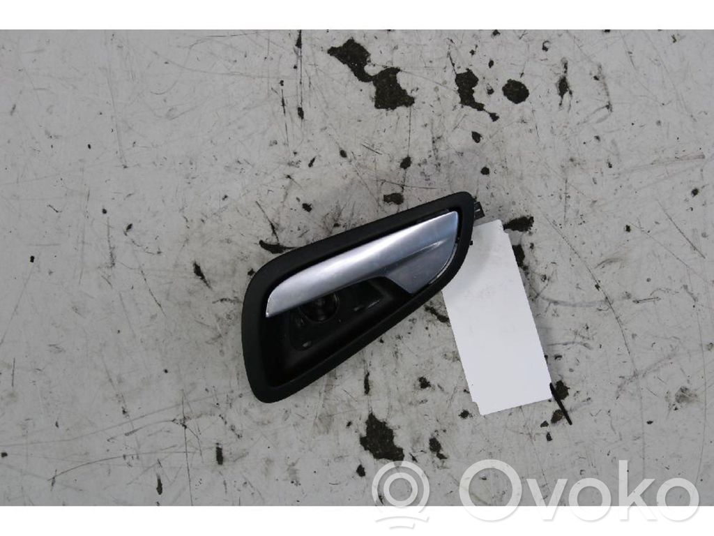 Poignée inférieure de porte avant