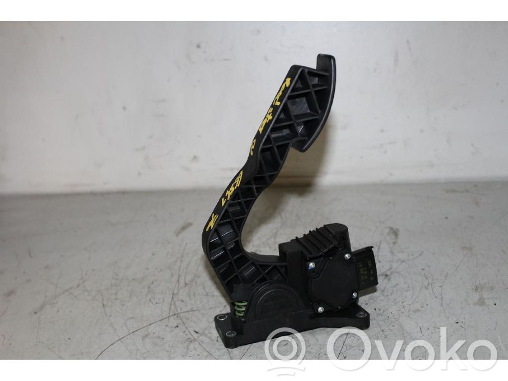 Accelerator throttle pedal