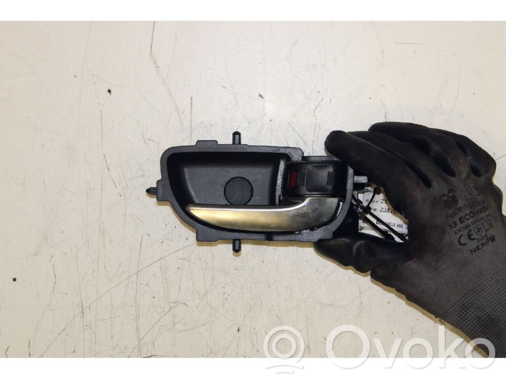 Toyota Yaris Klamka wewnętrzna drzwi przednich 