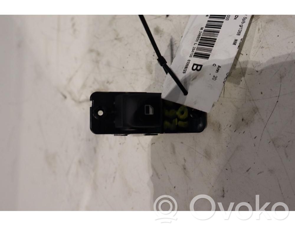 KIA Stonic Electric window control switch 